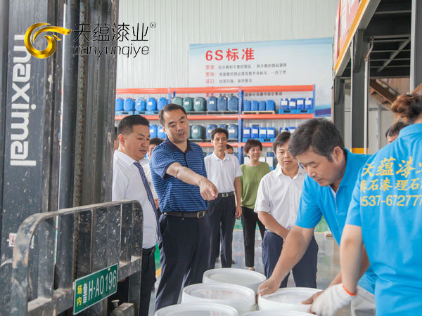 嘉祥縣縣委書(shū)記周生宏，視察天蘊(yùn)漆業(yè)公司