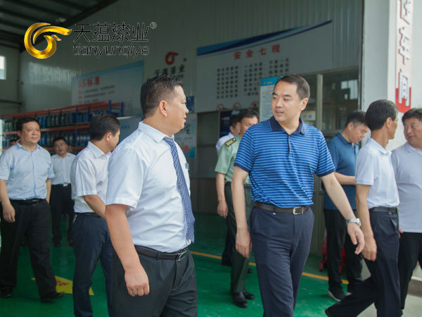 嘉祥縣縣委書(shū)記周生宏，視察天蘊(yùn)漆業(yè)公司