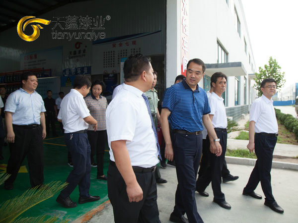 嘉祥縣縣委書(shū)記周生宏，視察天蘊(yùn)漆業(yè)公司