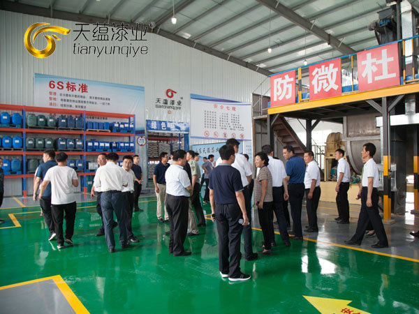 嘉祥縣縣委書(shū)記周生宏，視察天蘊(yùn)漆業(yè)公司