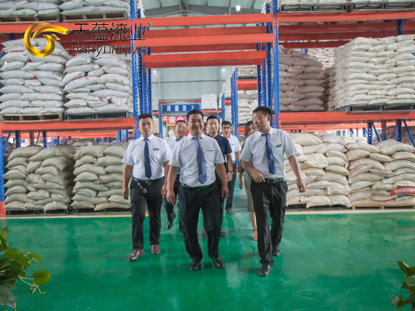 嘉祥縣縣委書(shū)記周生宏，視察天蘊(yùn)漆業(yè)公司