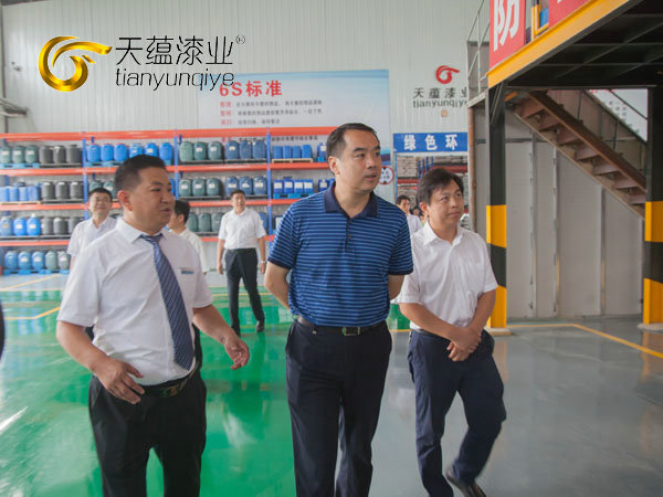 嘉祥縣縣委書(shū)記周生宏，視察天蘊(yùn)漆業(yè)公司