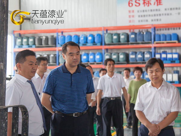 嘉祥縣縣委書(shū)記周生宏，視察天蘊(yùn)漆業(yè)公司